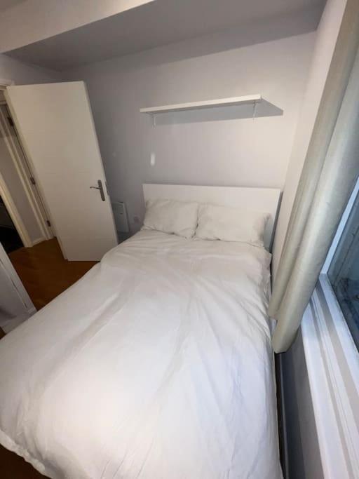 Lovely 1 bedroom apartment in West Kensington Londen Buitenkant foto