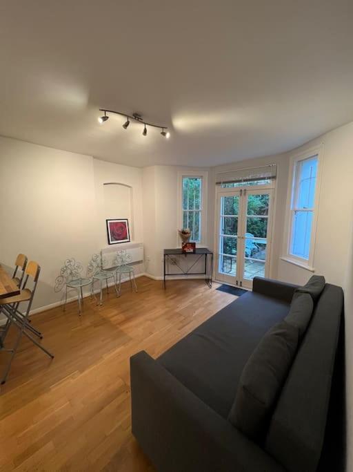 Lovely 1 bedroom apartment in West Kensington Londen Buitenkant foto