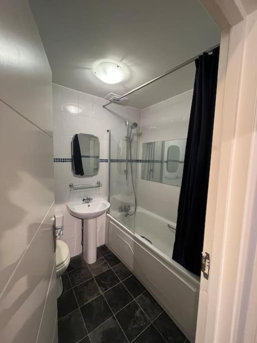 Lovely 1 bedroom apartment in West Kensington Londen Buitenkant foto