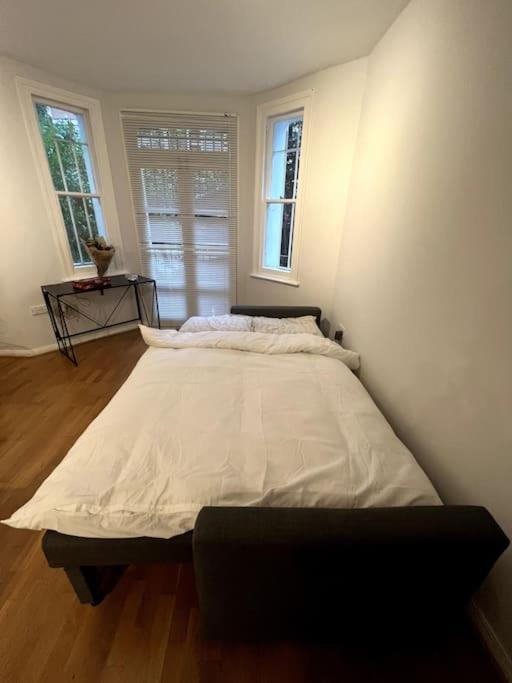 Lovely 1 bedroom apartment in West Kensington Londen Buitenkant foto