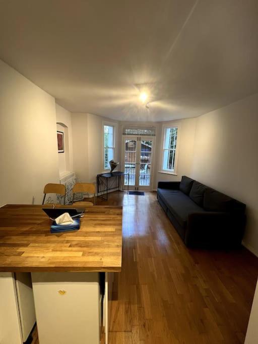 Lovely 1 bedroom apartment in West Kensington Londen Buitenkant foto